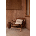 Housse de coussin Threads en lin blanc et naturel 50x50 cm en situation