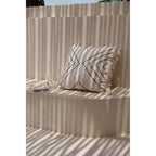 Housse de coussin Tribal en coton écru 50x50 cm en situation