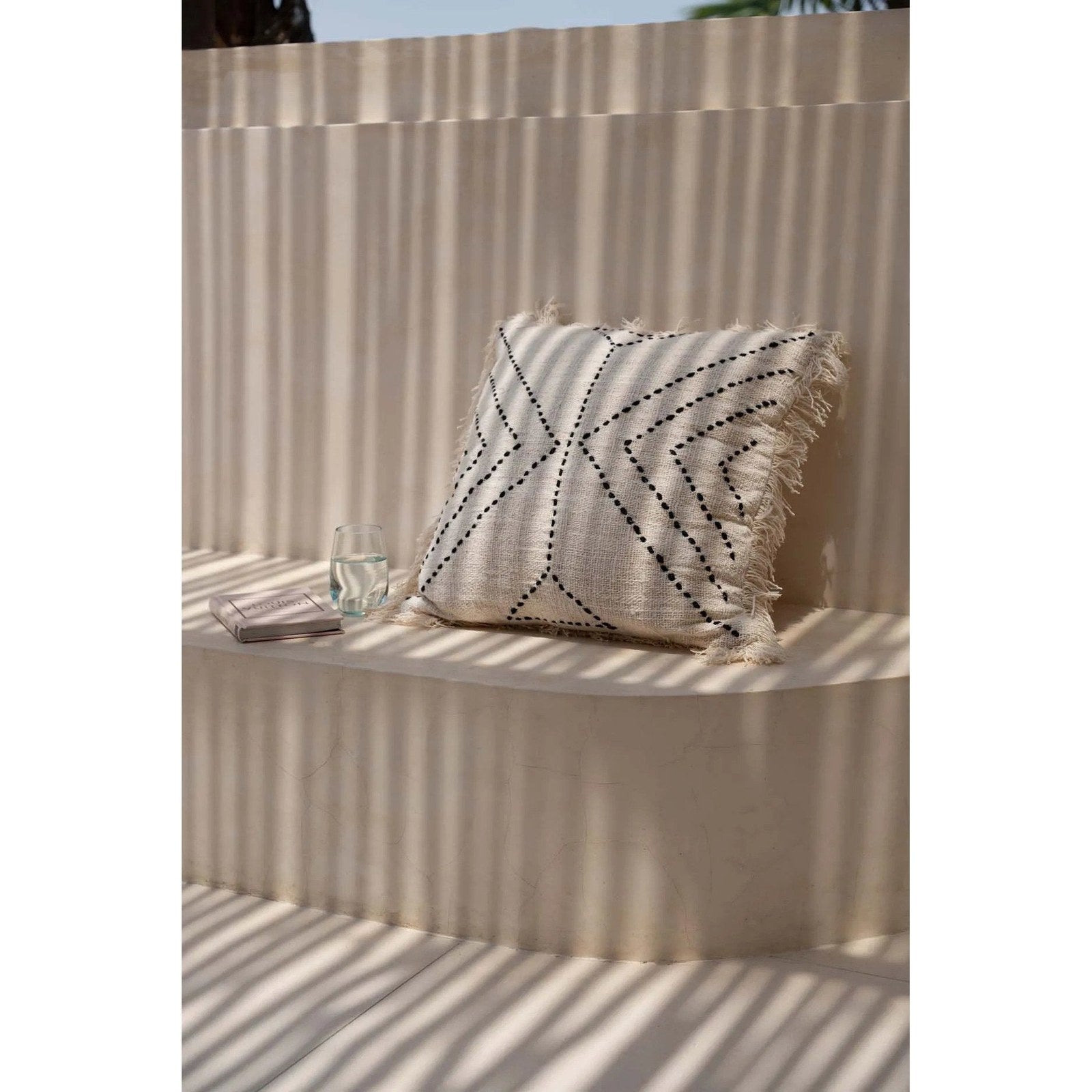 Housse de coussin Tribal en coton écru 50x50 cm en situation