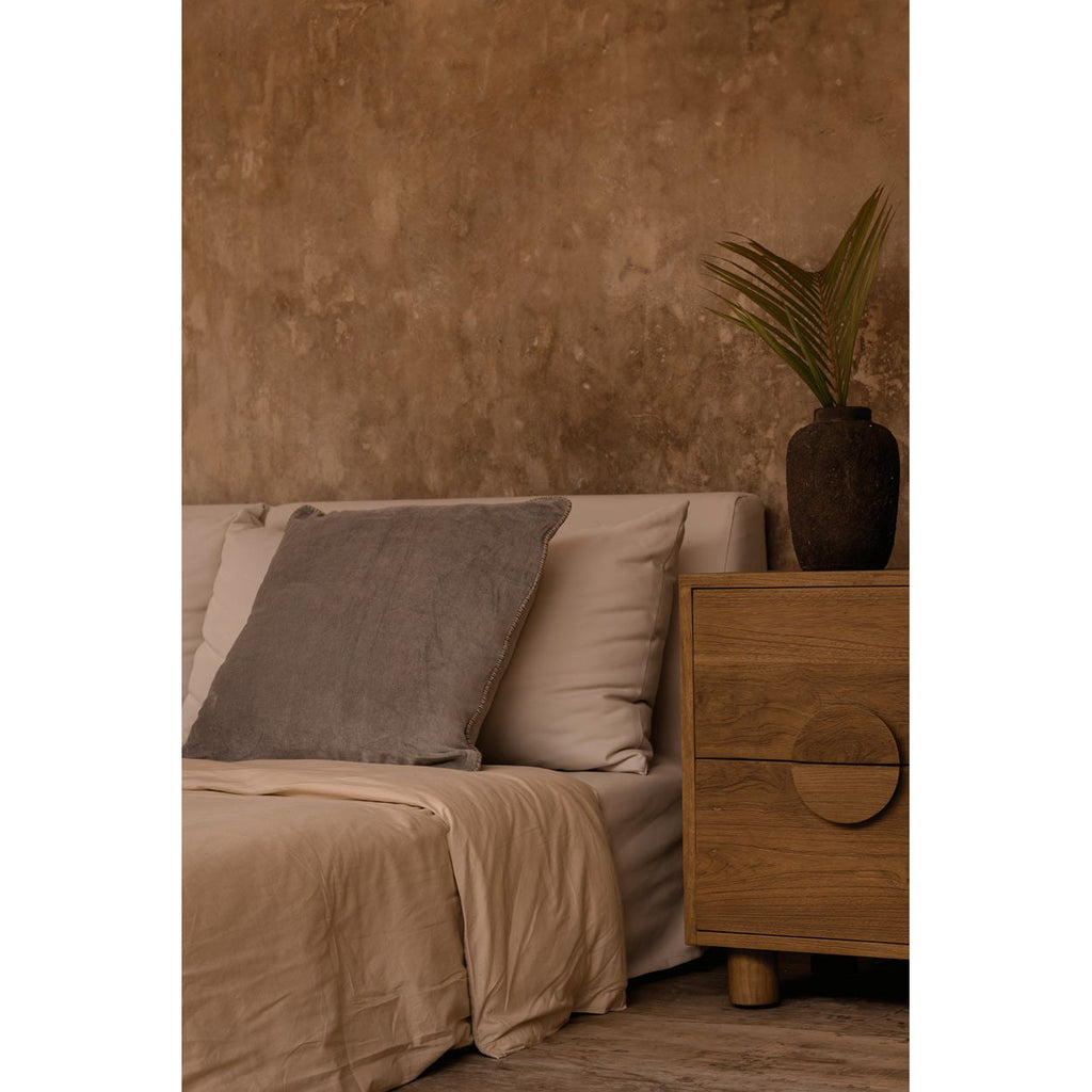 Housse de coussin Velvet Crush en velours gris perle 50x50 cm en situation