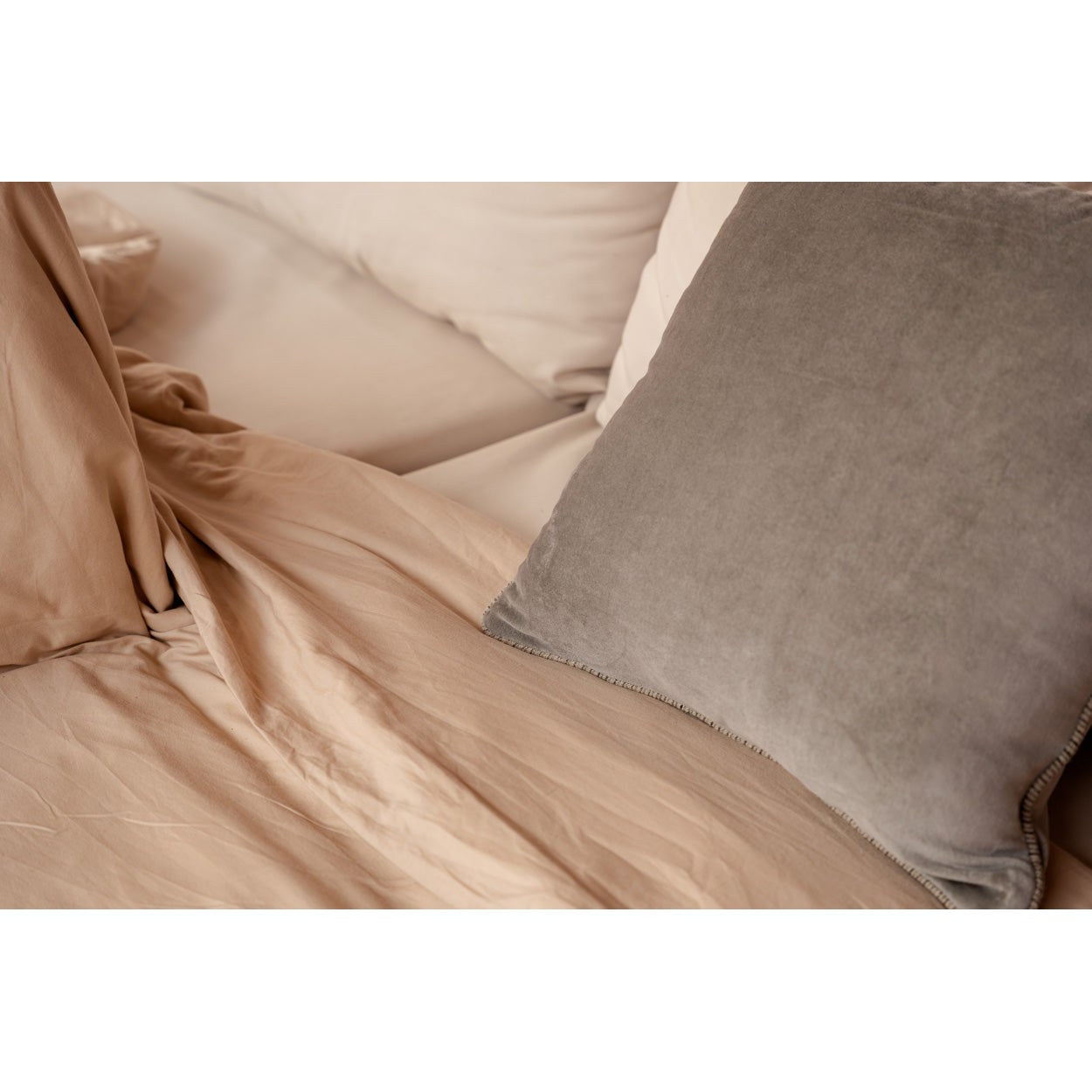 Housse de coussin Velvet Crush en velours gris perle 50x50 cm, vue 8