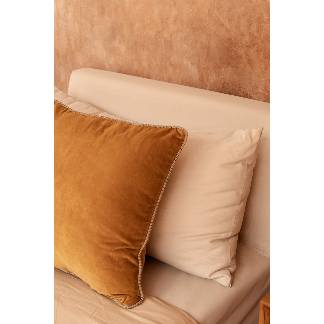 Housse de coussin Velvet Crush en velours jaune moutarde 50x50 cm en situation