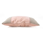Housse de coussin Velvet Divorce en lin et velours rose 30x50 cm en situation