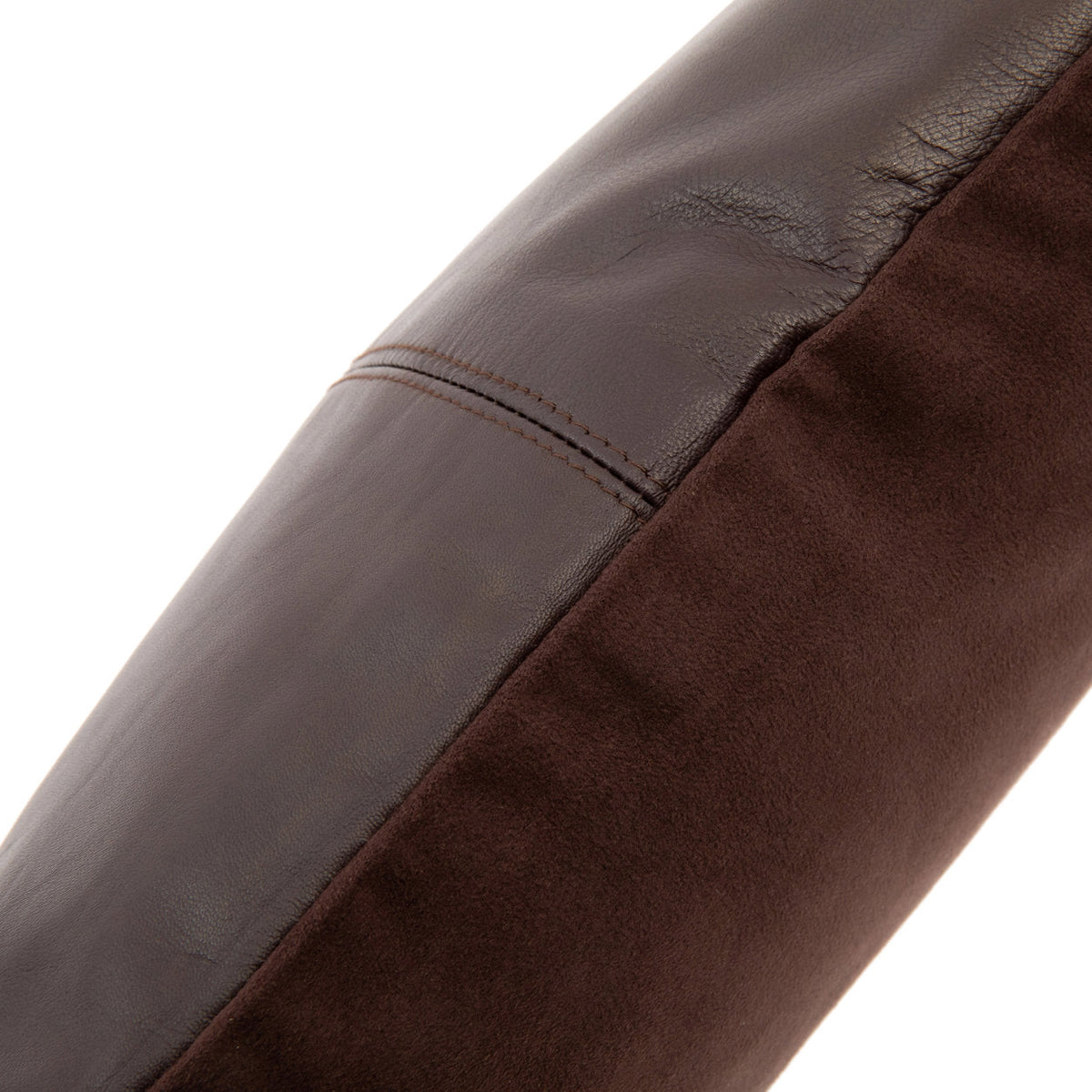 Détail de la double surpiqûre entre deux panneaux de cuir chocolat au-dessus du dos en tissu brun