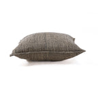 Coussin garni de la housse Bloc Party vu de profil avec son rebord plat