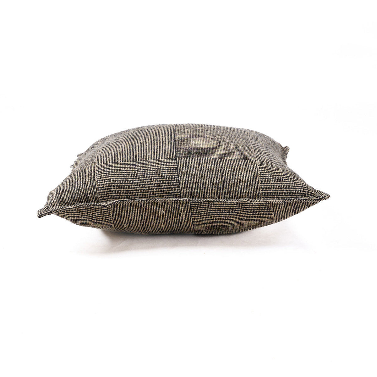 Coussin garni de la housse Bloc Party vu de profil avec son rebord plat