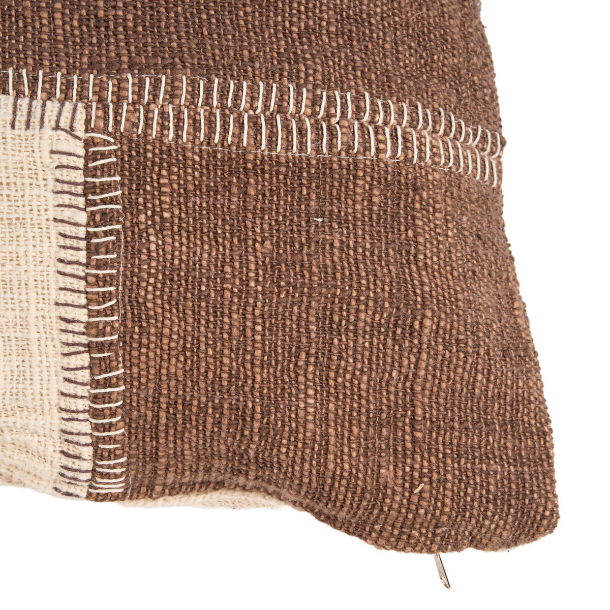 Gros plan sur un angle brun de la housse Cocoa Patchwork avec ses coutures au fil écru et le curseur de la fermeture