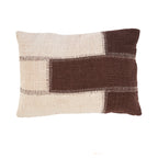 Housse de coussin Cocoa Patchwork vue de face panneaux de coton écru et brun chocolat cousus au point de surjet