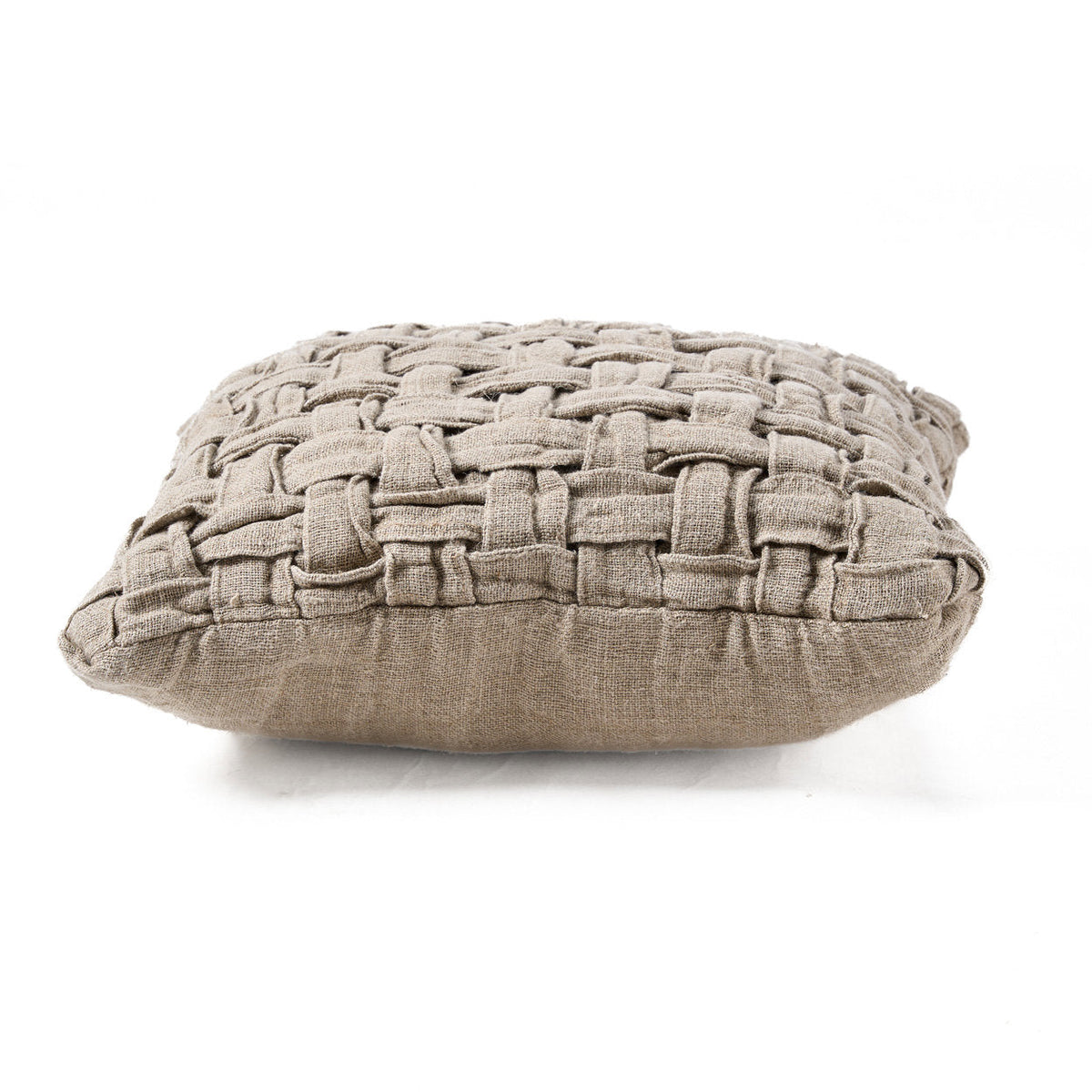 Housse de coussin Crosier vue de profil avec le relief des bandes de lin et le dos uni
