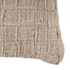 Détail du damier avec ses carrés en relief et leurs bords de lin effilochés