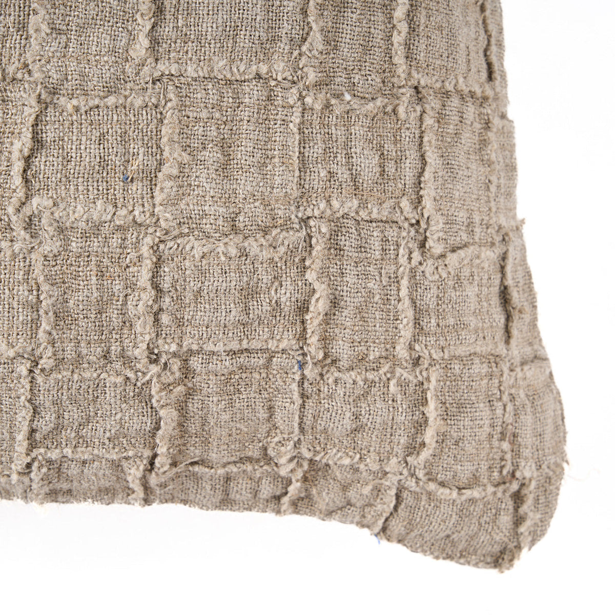 Détail du damier avec ses carrés en relief et leurs bords de lin effilochés