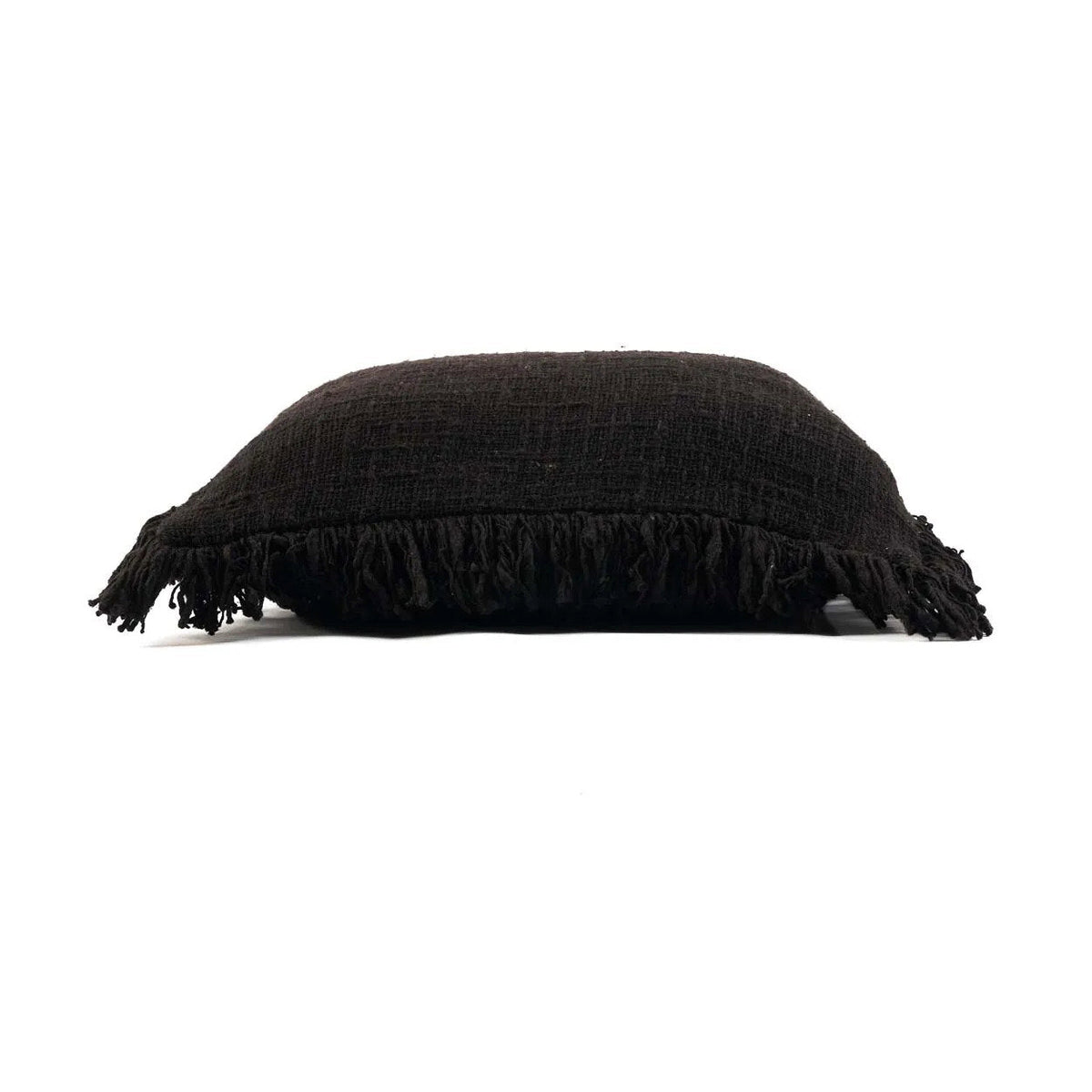 Coussin Full Moon en coton noir vu de profil avec la frange bouclée sur le pourtour