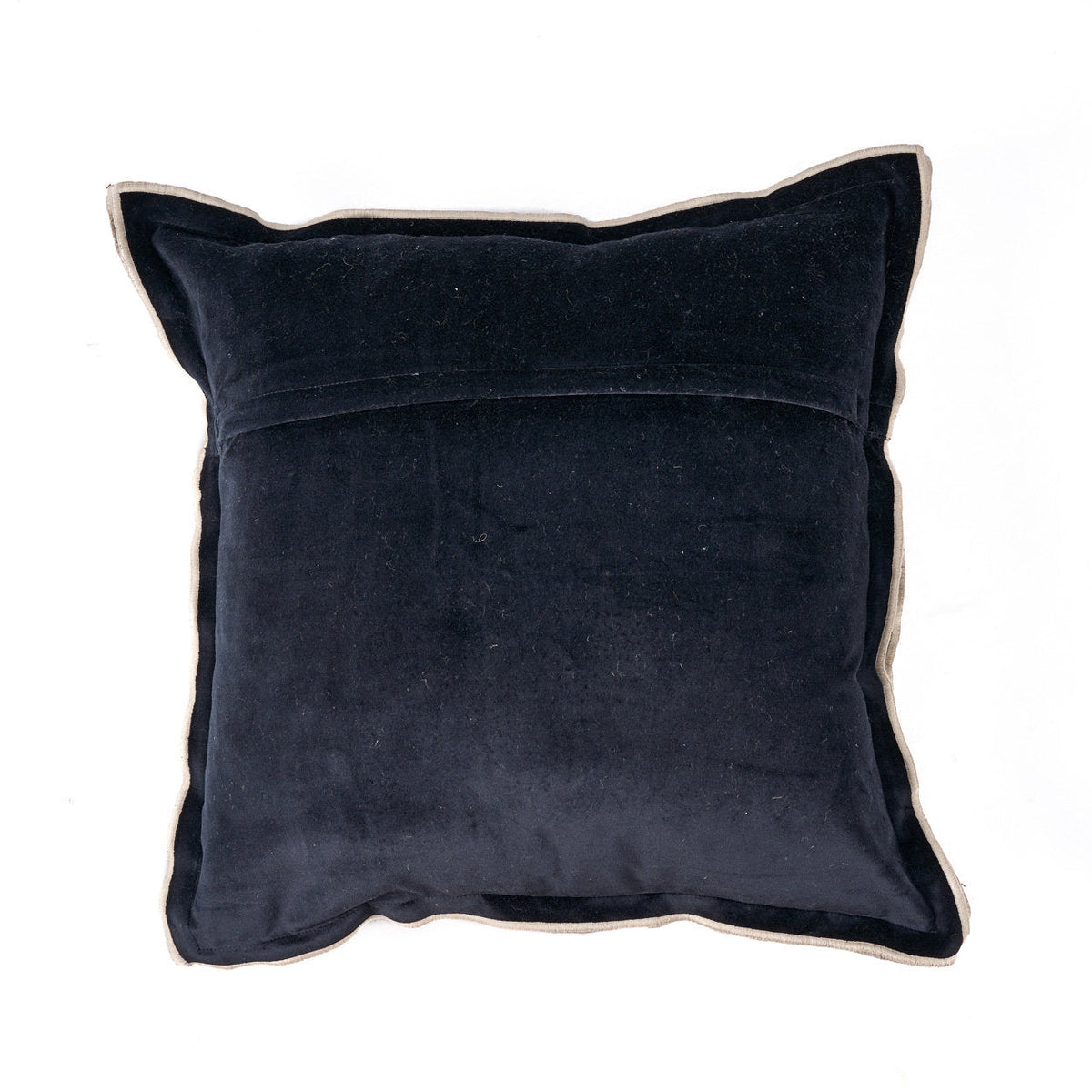 Dos en velours noir de la housse de coussin Nordic Stripe avec son rabat horizontal et son liseré ton lin
