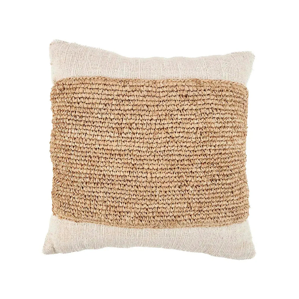Housse de coussin Raffia Stamp en coton écru avec un grand panneau central de raphia crocheté vue de face