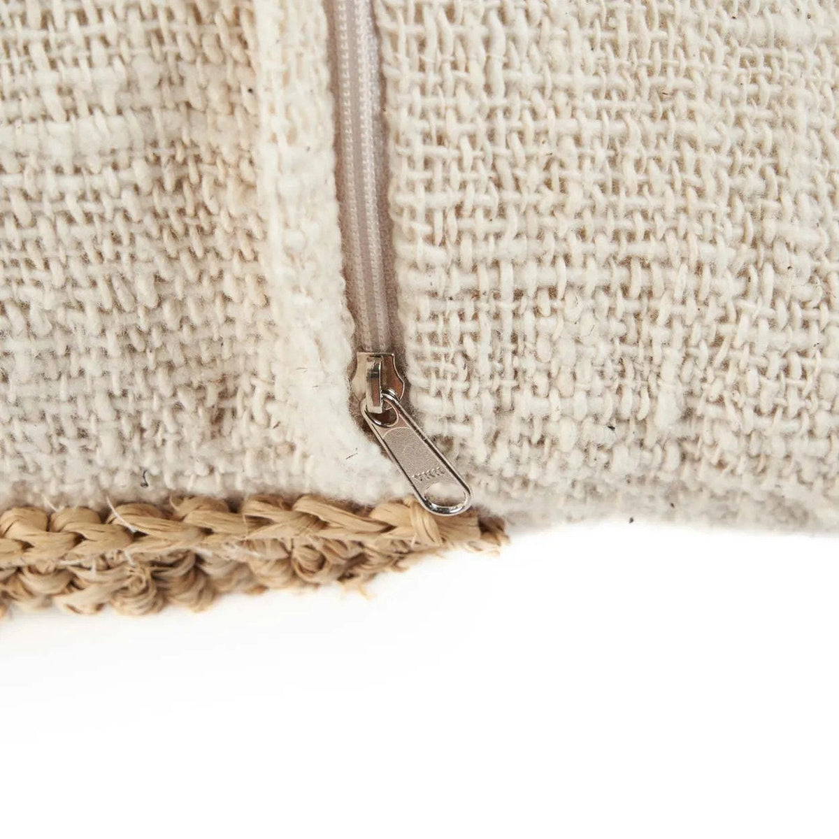 Détail de la fermeture à glissière dans la couture en coton au bord du panneau de raphia