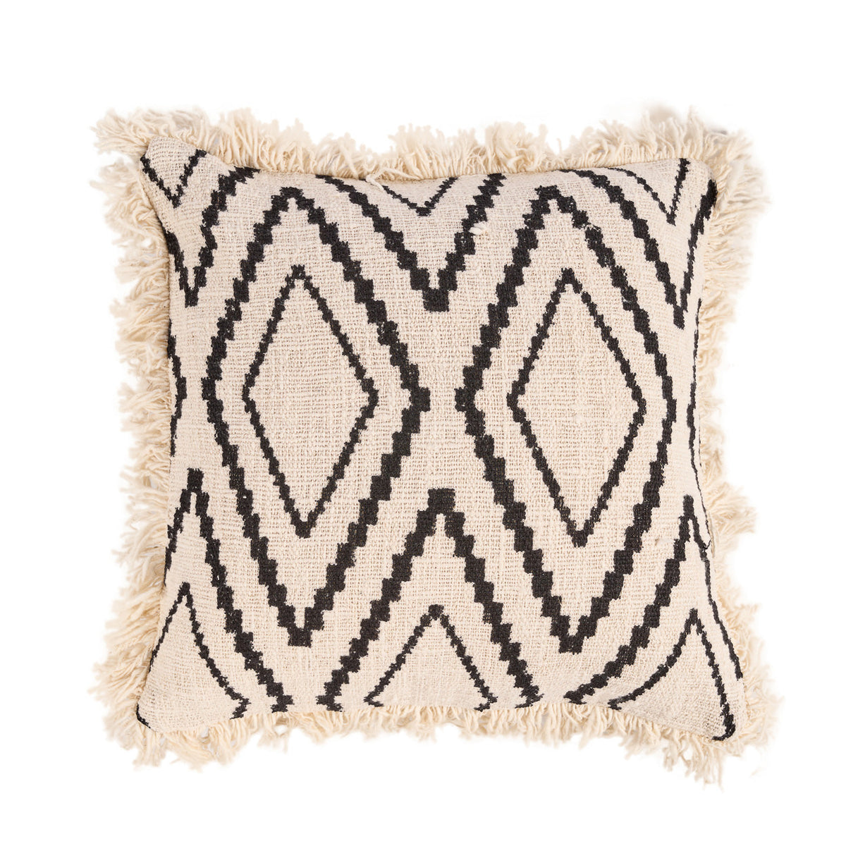 Housse de coussin Sahara Diamond en coton écru vue de face avec son motif de losanges noirs et sa frange épaisse