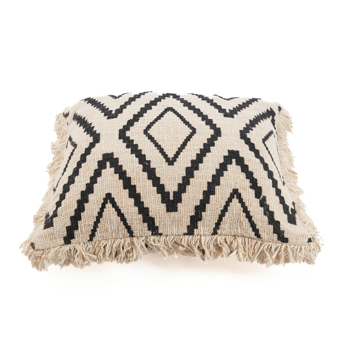 Housse de coussin Sahara Diamond garnie vue de trois quarts avec sa frange sur tout le pourtour