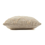 Coussin garni de la housse Sahara en coton écru vu de profil