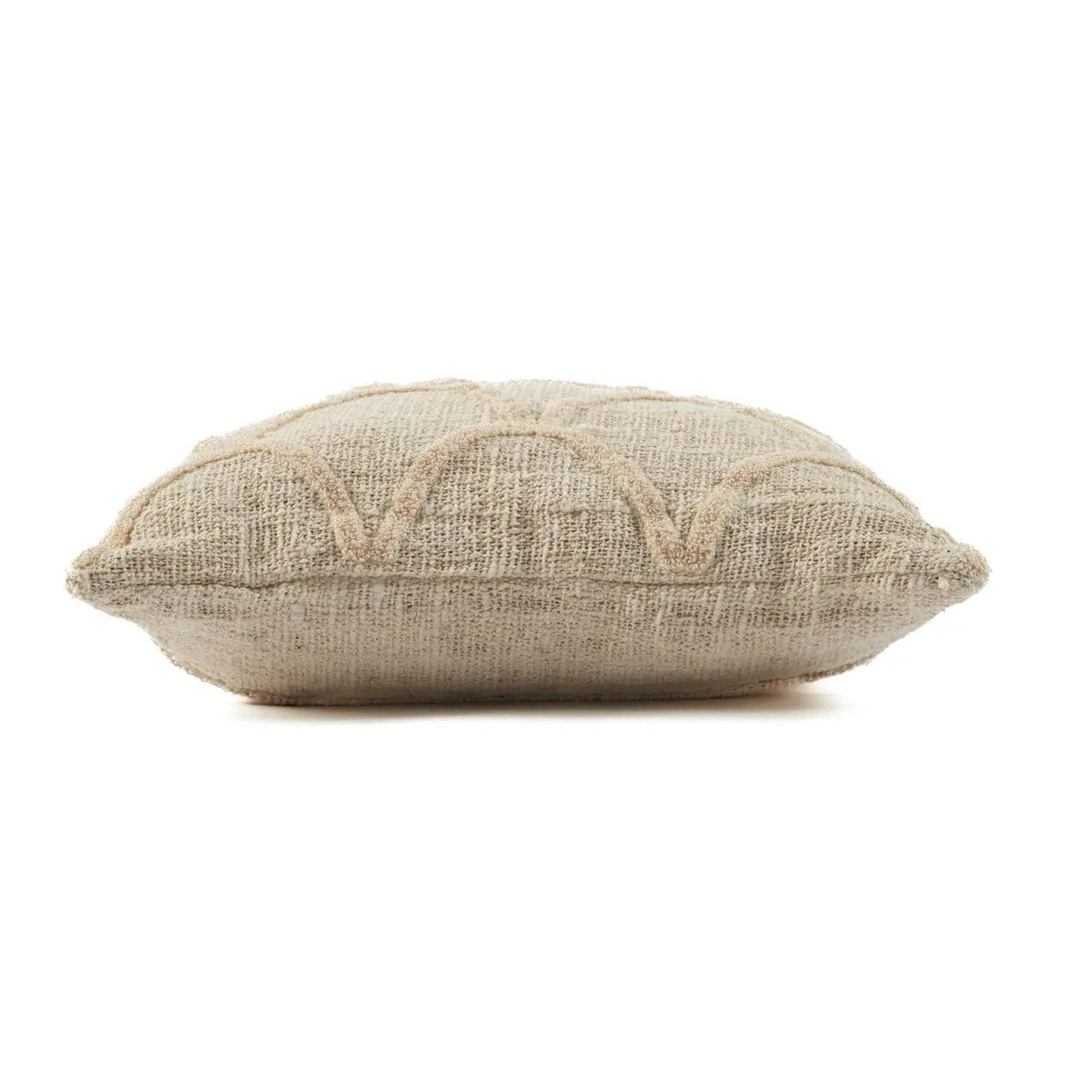 Coussin garni de la housse Sahara en coton écru vu de profil