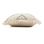 Coussin garni de la housse Tribal vu de profil avec ses franges écrues