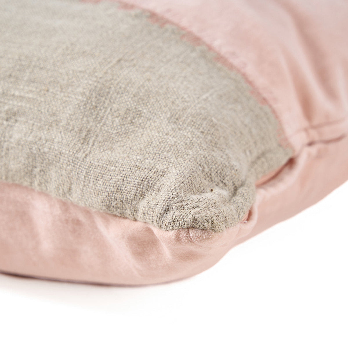 Coin de la housse Velvet Divorce avec le lin naturel en face et le velours rose au dos