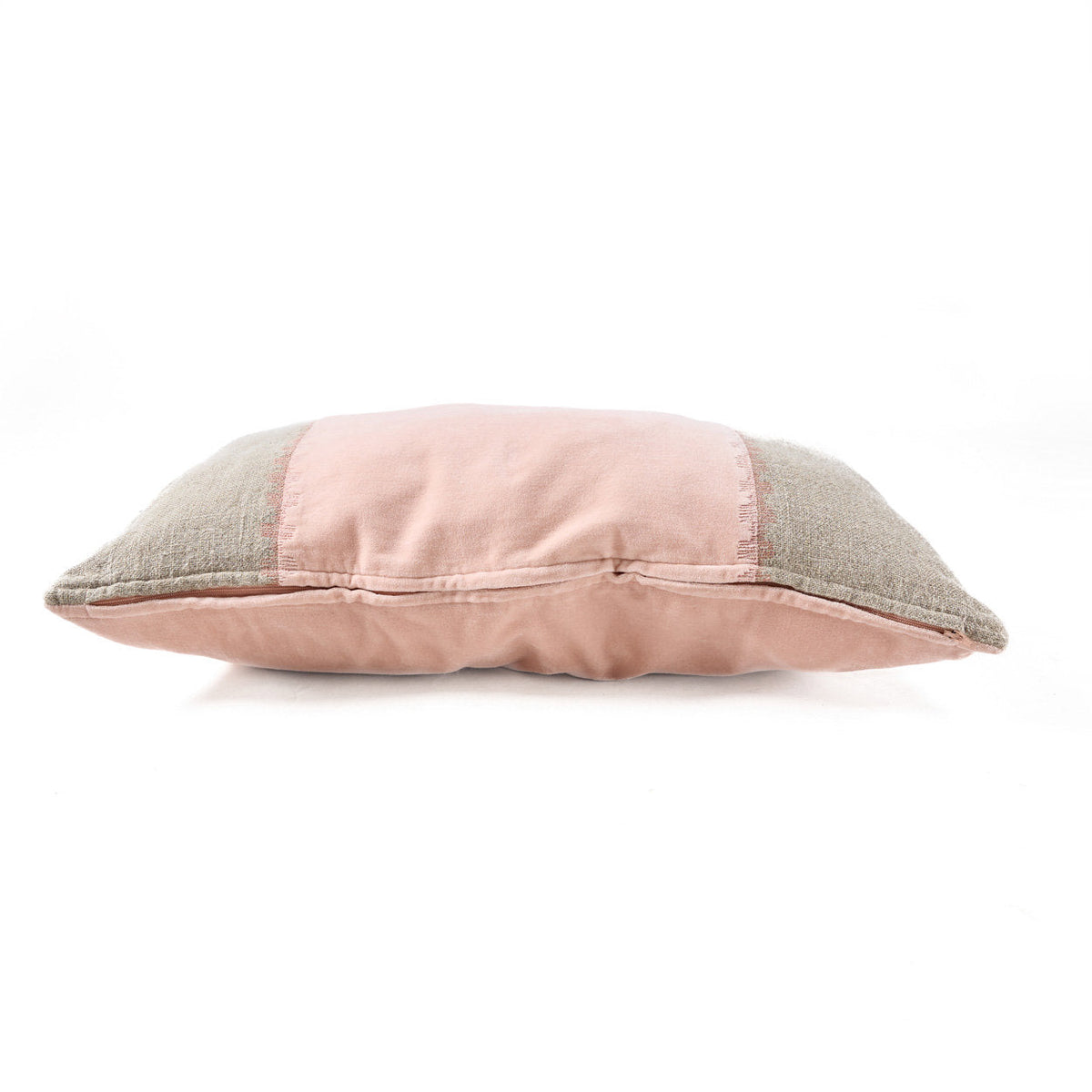 Housse de coussin Velvet Divorce vue basse avec son dos en velours rose et sa glissière