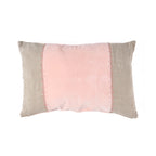 Housse de coussin Velvet Divorce de face avec sa bande de velours rose pâle entre deux panneaux de lin naturel