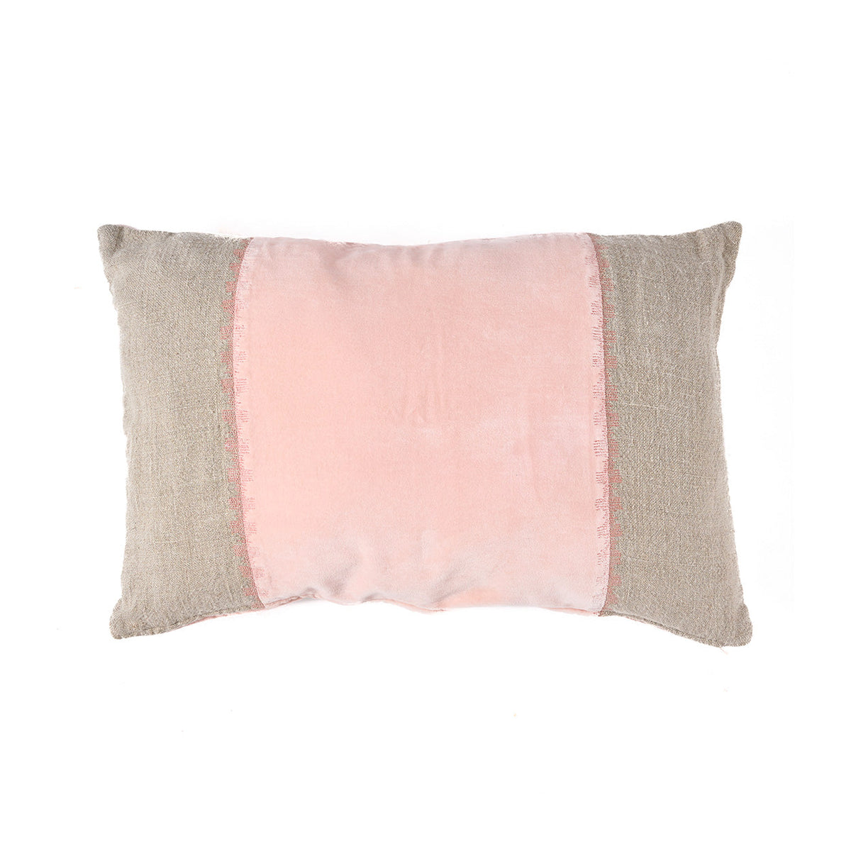 Housse de coussin Velvet Divorce de face avec sa bande de velours rose pâle entre deux panneaux de lin naturel