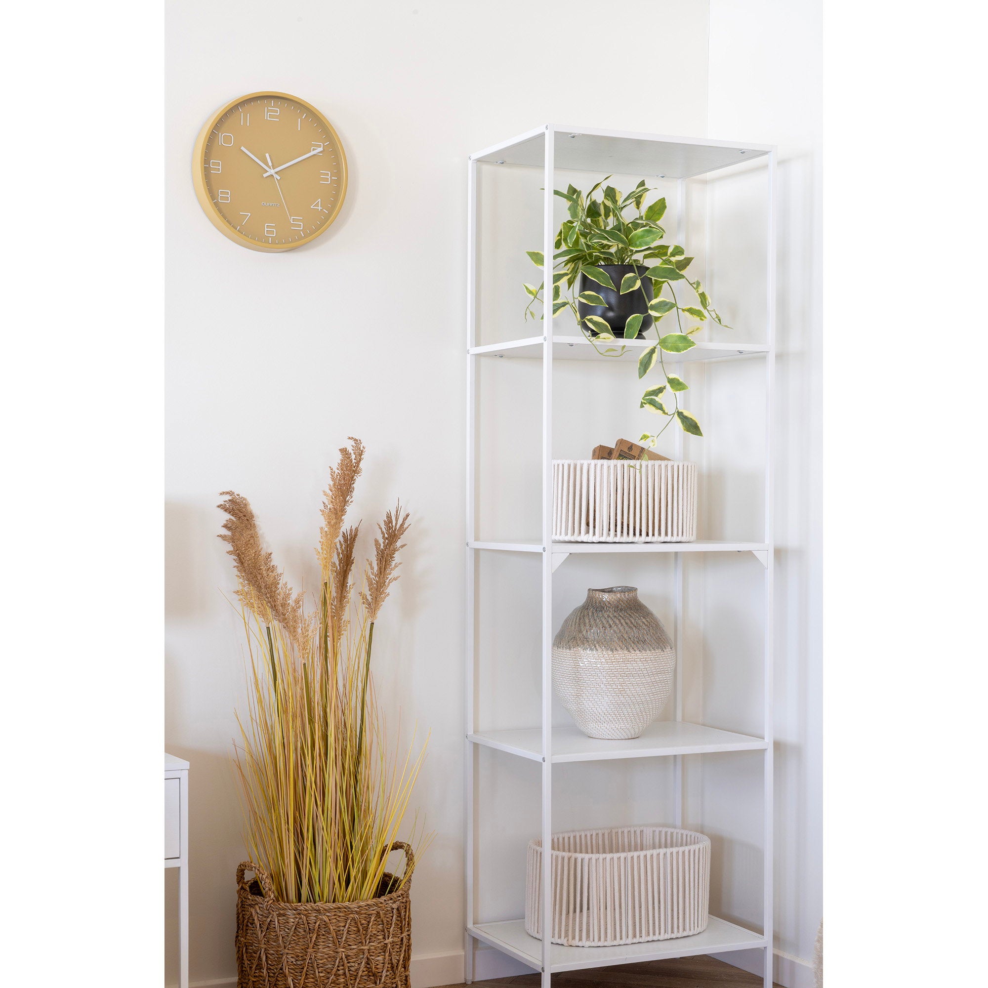 Plante artificielle Hoya retombante pot noir étagère blanche décoration intérieure