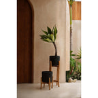 Jardinière Charcoal en terre cuite sur sellette 36 cm en situation