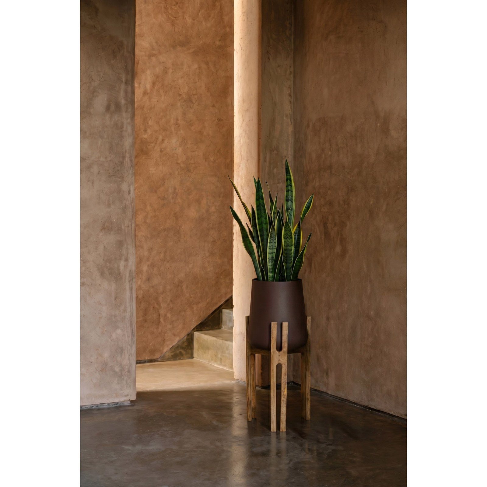 Jardinière Forked Root en métal sur pied 66 cm en situation