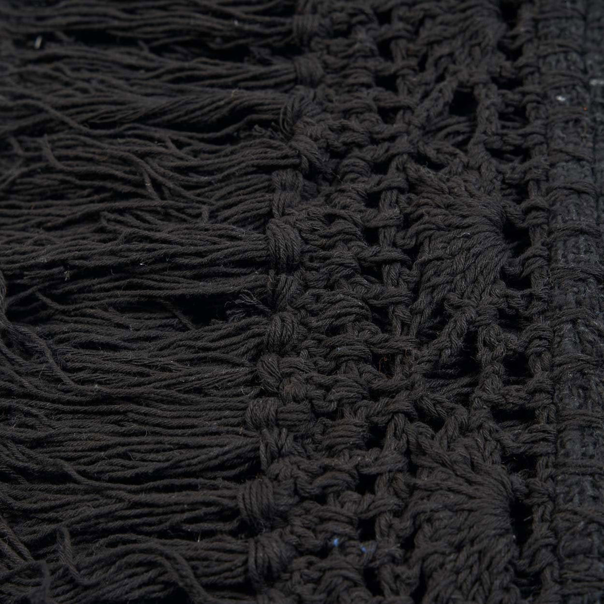 Détail de la bande ajourée nouée et de la frange en coton noir du jeté de lit Gypsy
