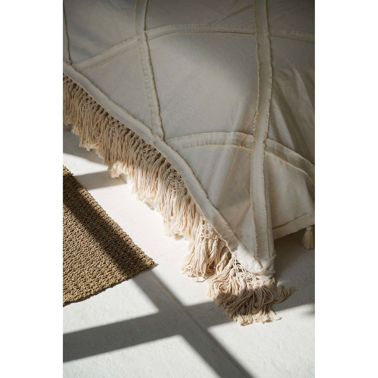 Jeté de lit Berber en coton écru à bandes effilochées 240 x 300 cm en situation