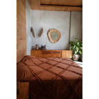 Jeté de lit Berber en coton terracotta à bandes effilochées 240 x 300 cm en situation