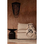 Jeté de lit Evil Eye en coton écru à motif noir 128 x 240 cm en situation