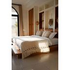 Jeté de lit Gypsy en coton écru à frange macramé 135 x 270 cm en situation