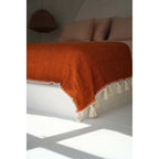 Jeté de lit Stitch en coton terracotta surjeté écru 126 x 246 cm en situation
