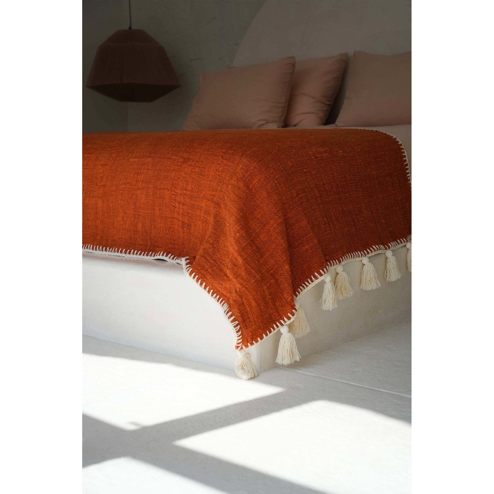 Jeté de lit Stitch en coton terracotta surjeté écru 126 x 246 cm en situation