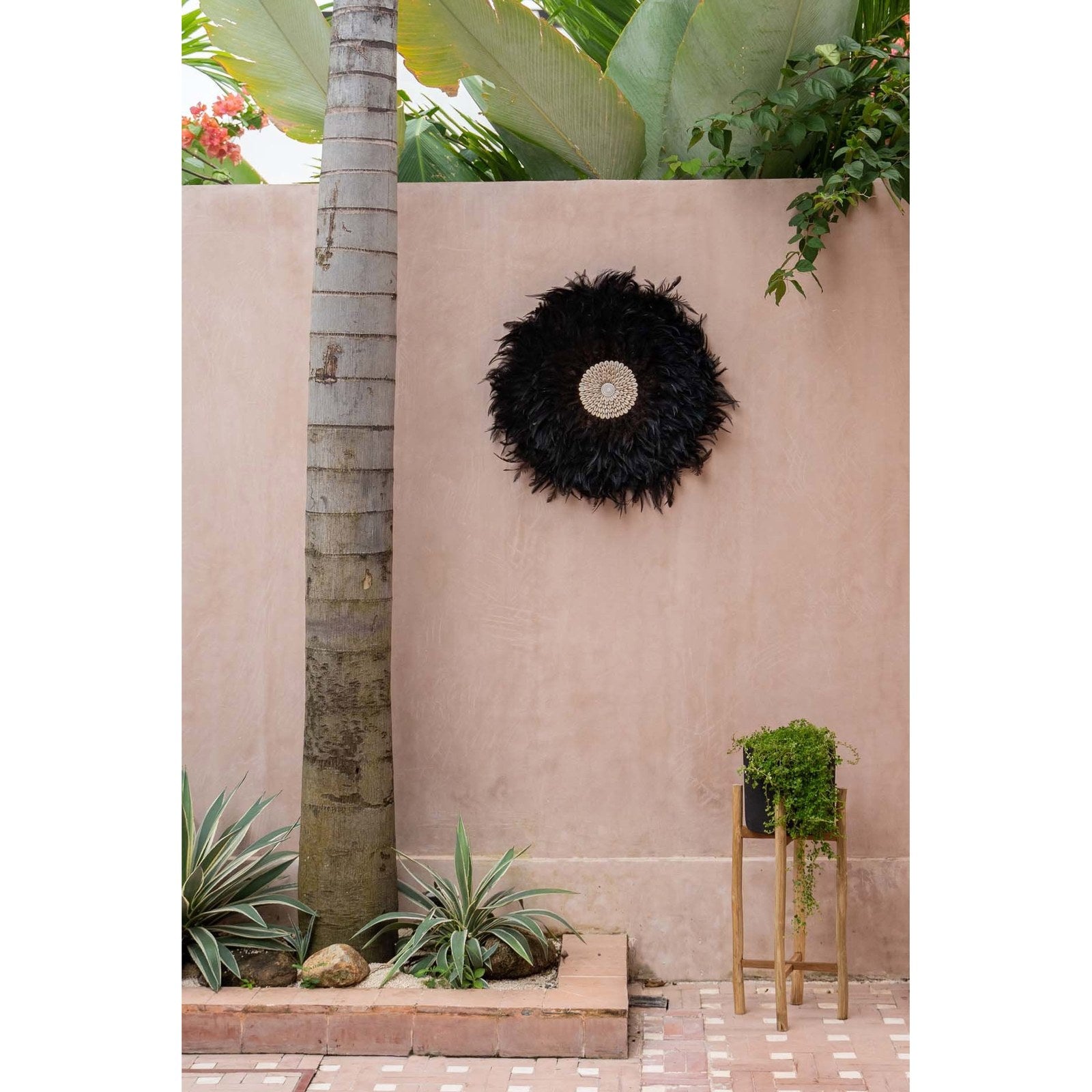 Juju hat Coastal en plumes noires 60 cm en situation