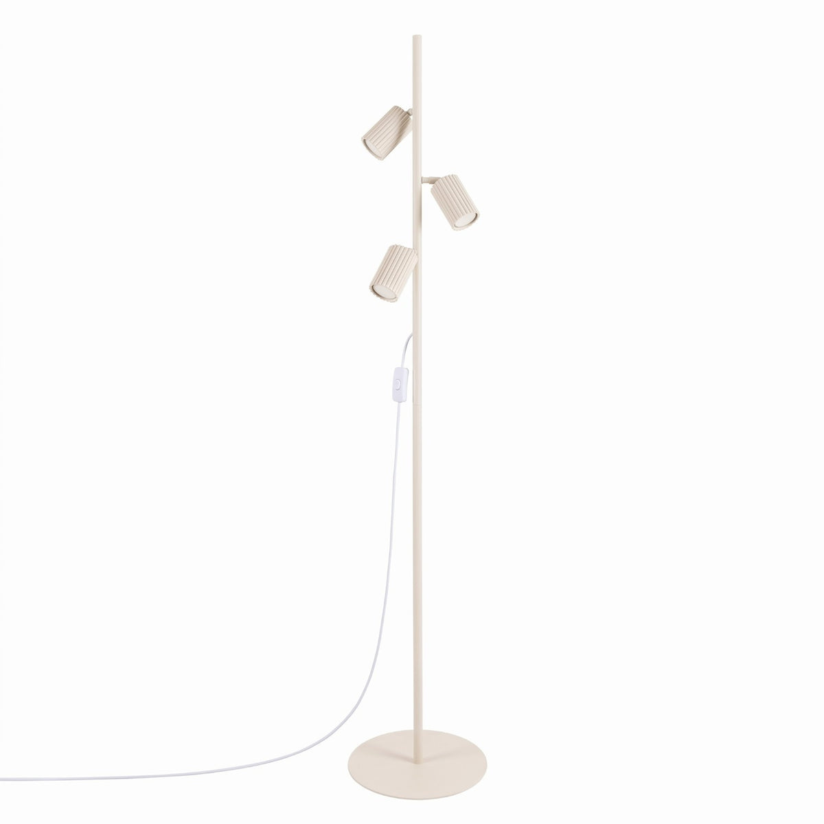 Lampadaire Karbon laque beige à trois spots cannelés orientables sur fond blanc