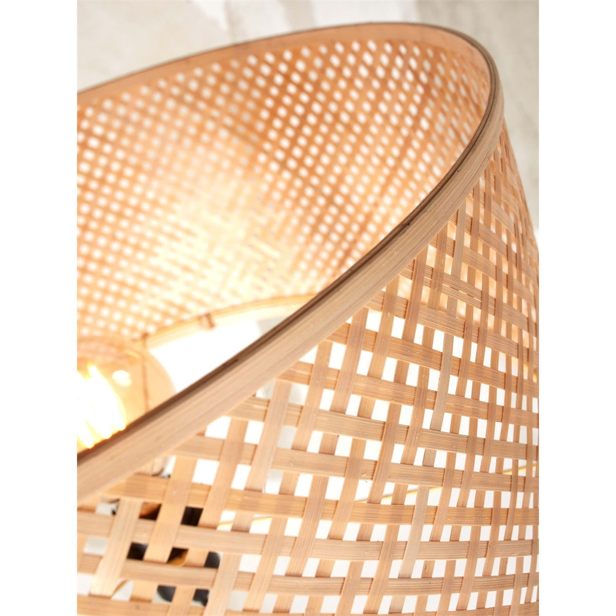 Bord de l'abat-jour uni en bambou naturel du lampadaire Java vu de dessus avec sa trame intérieure plus serrée