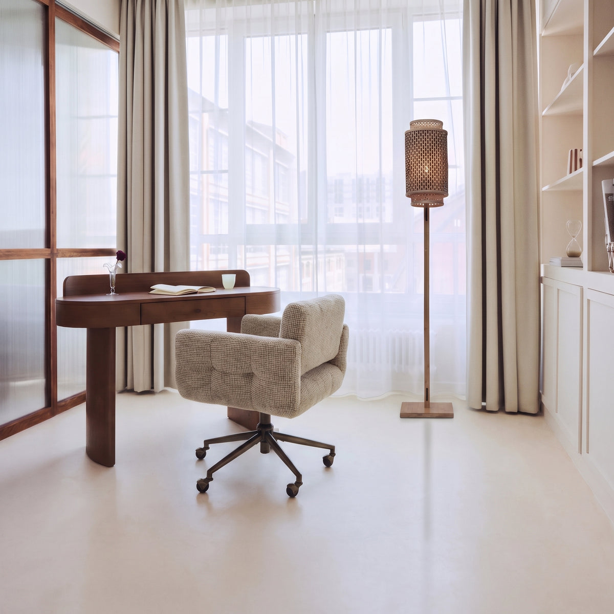 Lampadaire Bhutan en bambou allumé près d'une grande fenêtre, à côté d'un bureau en bois et d'un fauteuil