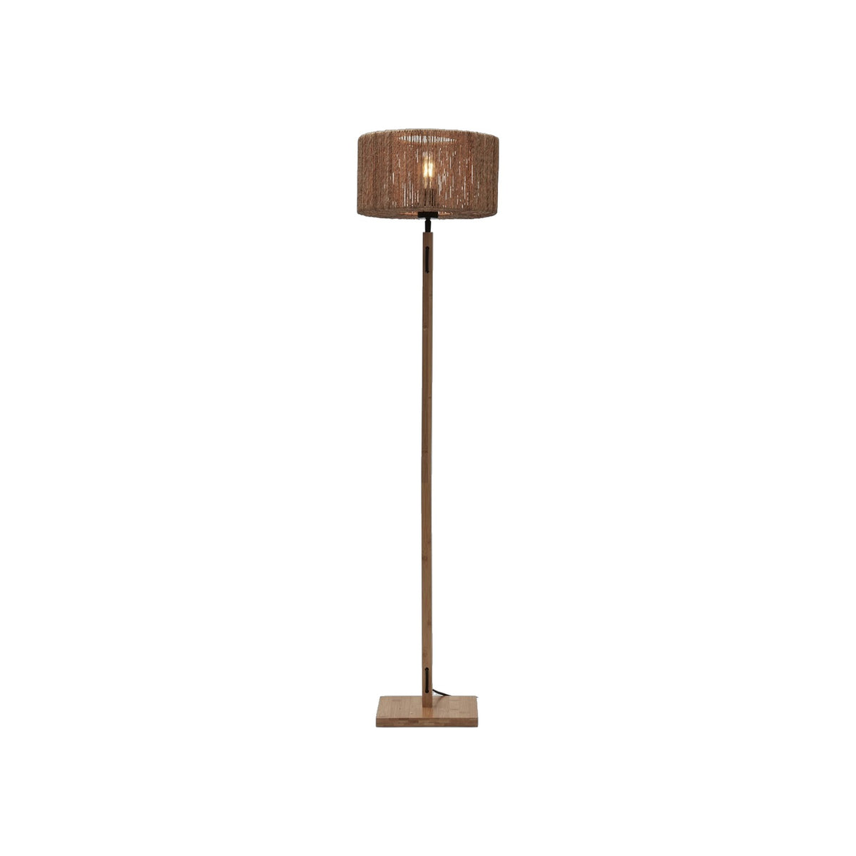 Lampadaire droit Iguazu allumé avec mât en bambou socle carré et abat-jour tambour en jute sur fond blanc