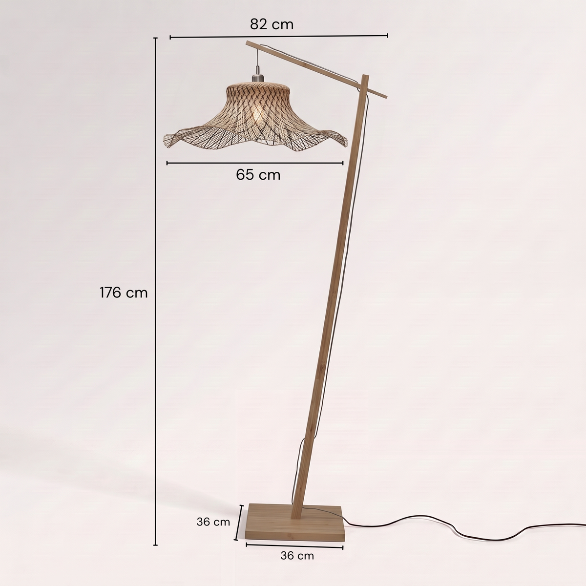 Dimensions du lampadaire Ibiza : 176 cm de haut, 82 cm de large, abat-jour de 65 cm et socle de 36 x 36 cm