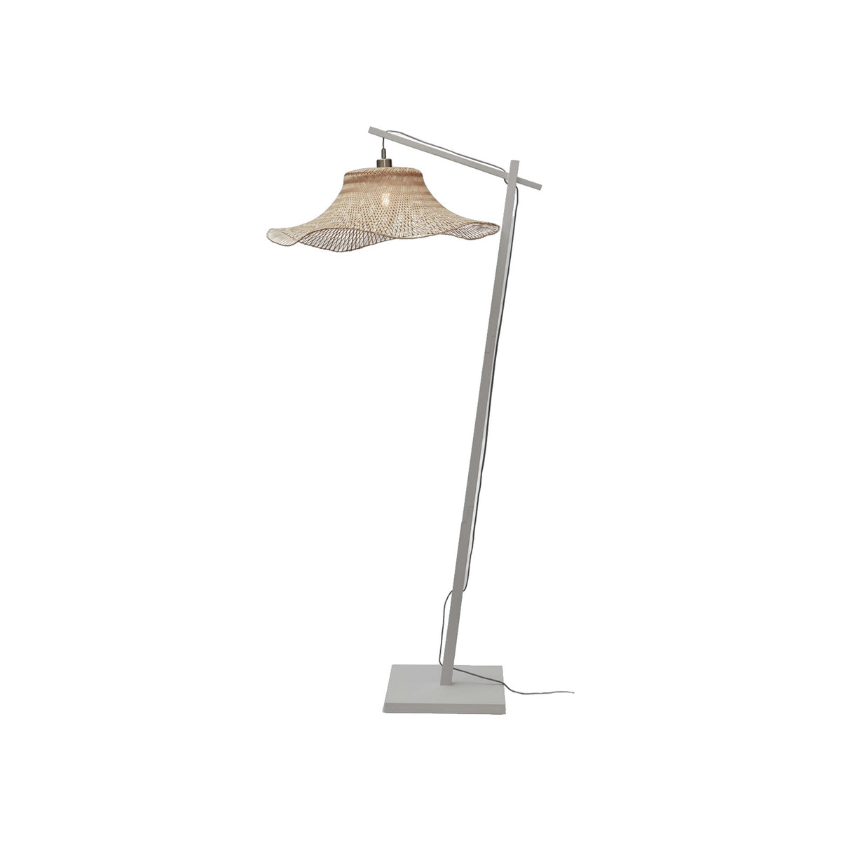 Lampadaire Ibiza Piètement blanc allumé avec son grand abat-jour en bambou tressé naturel au bout de la potence
