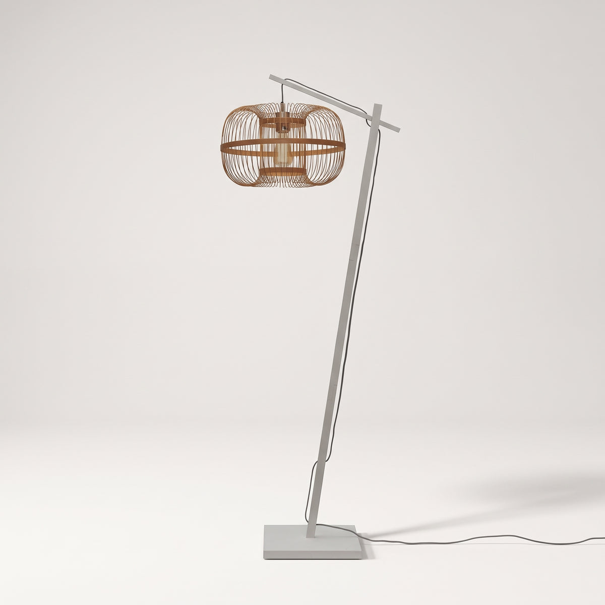 Lampadaire liseuse Hokkaido au montant en bambou blanc, abat-jour cage naturel de 25 cm suspendu à son bras déporté, sur fond blanc