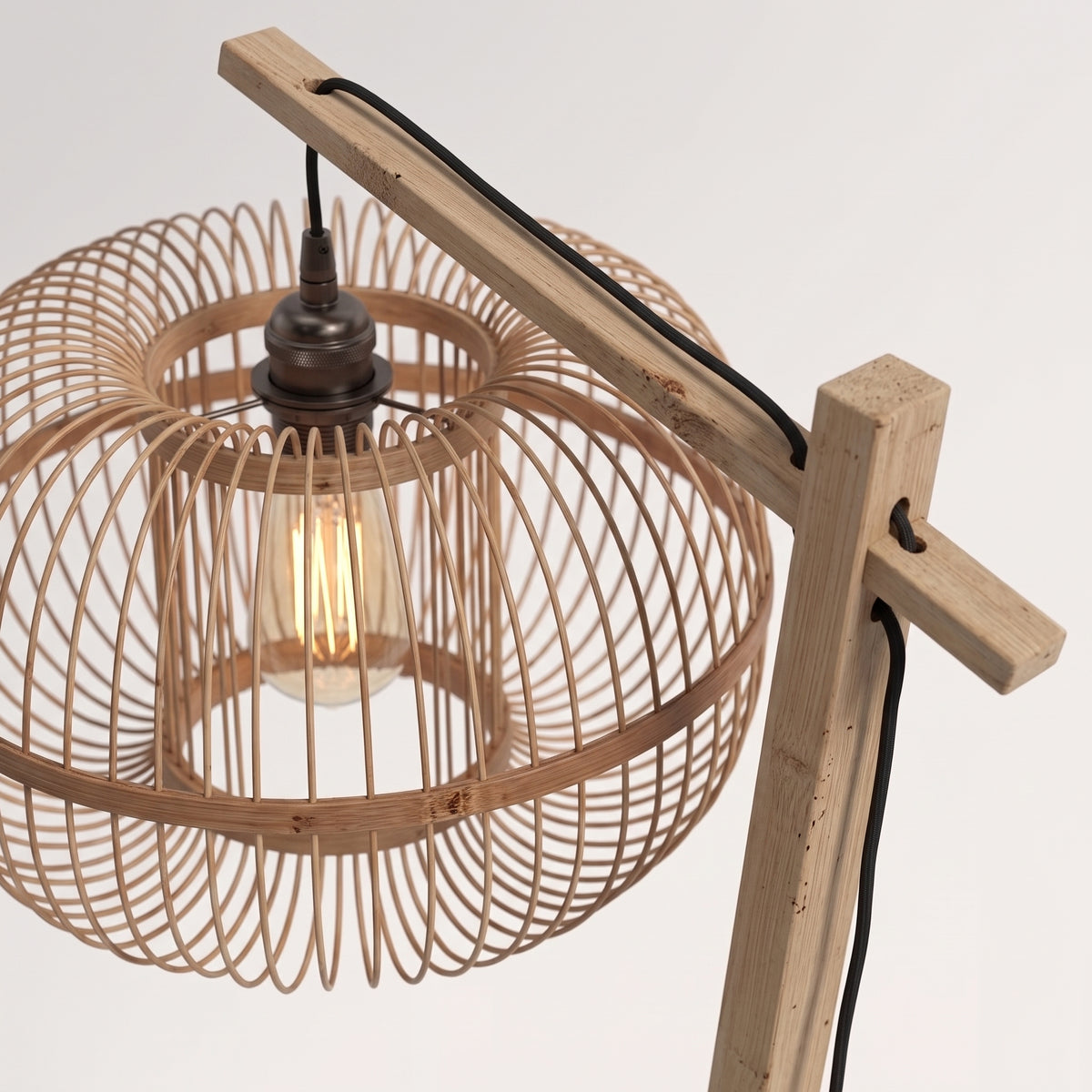 Douille E27 et ampoule à filament dans la cage en fils de bambou du lampadaire Hokkaido