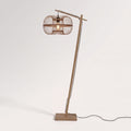 Lampadaire liseuse Hokkaido en bambou naturel, abat-jour cage de 25 cm suspendu à son bras déporté, sur fond blanc