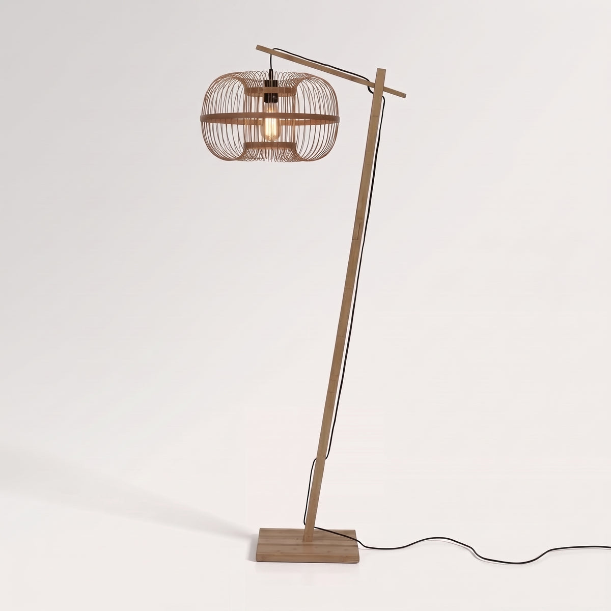 Lampadaire liseuse Hokkaido en bambou naturel, abat-jour cage de 25 cm suspendu à son bras déporté, sur fond blanc