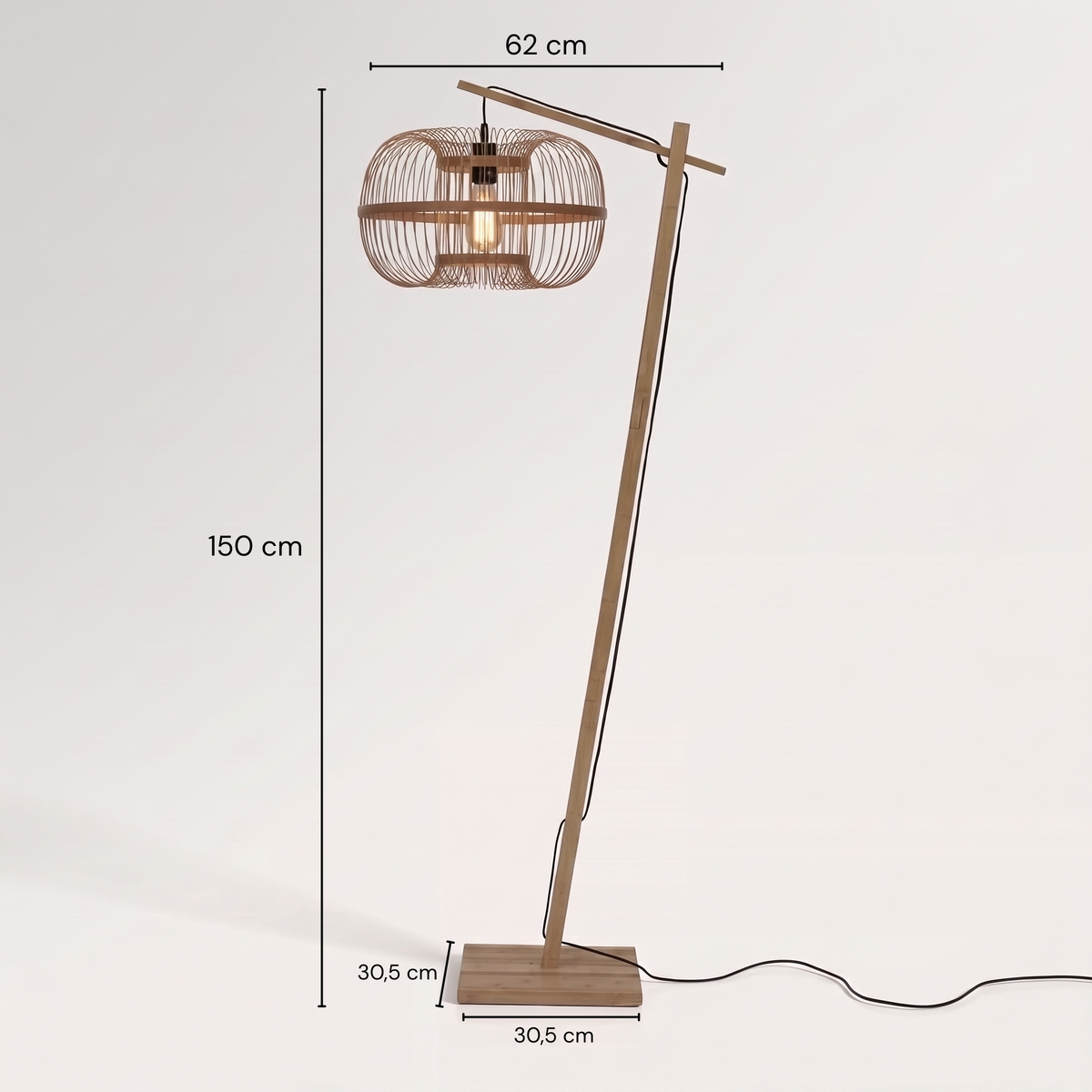 Cotes du lampadaire liseuse Hokkaido : 150 cm de haut, 62 cm de large, pied de 30,5 x 30,5 cm